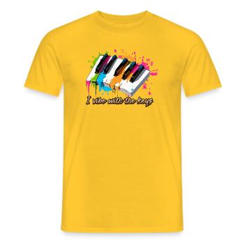 Im Einklang mit den Klavier Tasten - Pianist - Männer T-Shirt - Gelb - Vorne - AI Model Male 178 dark (178cm)