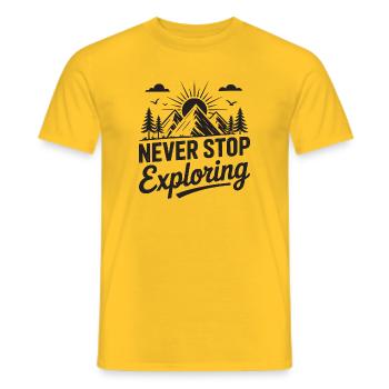 Montagnes - Ne cessez jamais d’explorer - T-shirt homme - jaune - Devant - AI Model Male 178 dark (178cm)