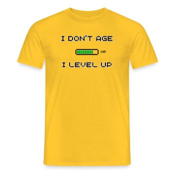 Ich altere nicht, ich steige auf – Pixel Gamer - Männer T-Shirt - Gelb - Vorne - AI Model Male 178 dark (178cm)