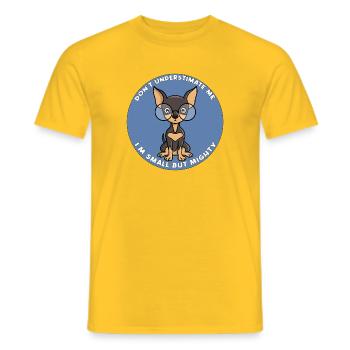 Unterschätze mich nicht, ich bin klein, aber oho - Männer T-Shirt - Gelb - Vorne - AI Model Male 178 dark (178cm)