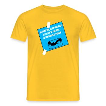 Humoristisches Zitat auf blauem Sofa - Männer T-Shirt - Gelb - Vorne - AI Model Male 178 dark (178cm)