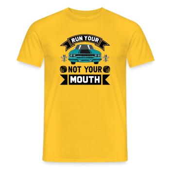 Klassischer Musiktitel mit Autosymbol - Männer T-Shirt - Gelb - Vorne - AI Model Male 178 dark (178cm)