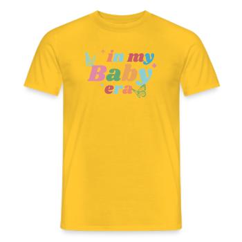 In My Baby Era – Bunt & Verspielt - Männer T-Shirt - Gelb - Vorne - AI Model Male 178 dark (178cm)
