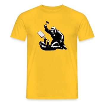 Un juge singe frappe des manifestants - T-shirt homme - jaune - Devant - AI Model Male 178 dark (178cm)
