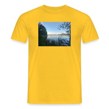 Die friedliche Seelandschaft der Küste - Männer T-Shirt - Gelb - Vorne - AI Model Male 178 dark (178cm)