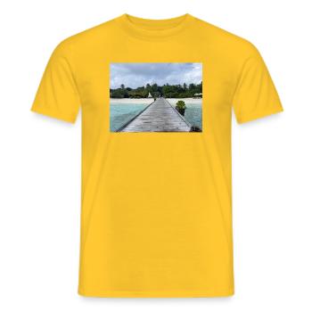 Tropischer Pier am türkis Meer Kudafushi Malediven - Männer T-Shirt - Gelb - Vorne - AI Model Male 178 dark (178cm)