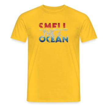 Rieche das Meer - Gradient Schrift - Männer T-Shirt - Gelb - Vorne - AI Model Male 178 dark (178cm)