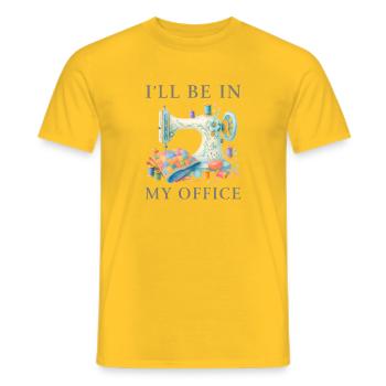 I’ll Be In My Office Nähmaschine Design - Männer T-Shirt - Gelb - Vorne - AI Model Male 178 dark (178cm)