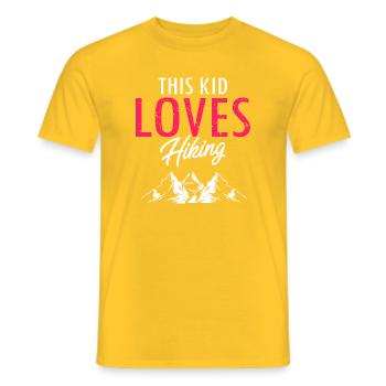 This Kid Loves Hiking Mountain Explorer Spirit - Männer T-Shirt - Gelb - Vorne - AI Model Male 178 dark (178cm)