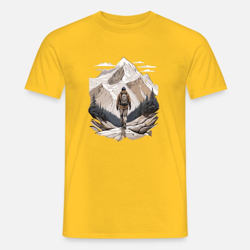 Wanderer vor Berggipfel - Männer T-Shirt - Gelb