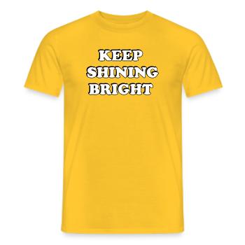 Glänze weiter mit heller, fetter Typografie - Männer T-Shirt - Gelb - Vorne - AI Model Male 178 dark (178cm)