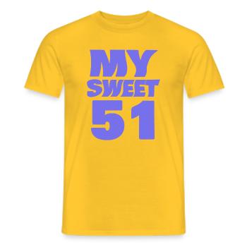 Sweet 51 - Männer T-Shirt - Gelb - Vorne - AI Model Male 178 dark (178cm)