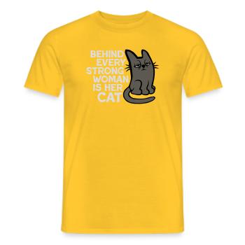 Katze Behind Every Strong Woman Genervt Grummelig - Männer T-Shirt - Gelb - Vorne - AI Model Male 178 dark (178cm)