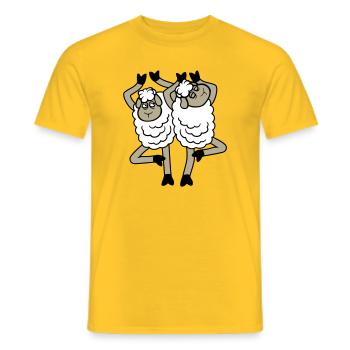 Schaf Paar Verärgert Gestört Baum Pose Yoga Rempel - Men's T-Shirt - yellow - Front - AI Model Male 178 dark (178cm)