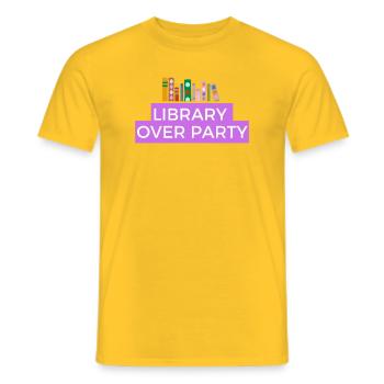 Bibliothek und Bücher sind besser als Party  - Männer T-Shirt - Gelb - Vorne - AI Model Male 178 dark (178cm)