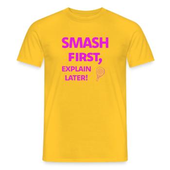 Écraser d’abord, expliquer ensuite Padelspruch - T-shirt homme - jaune - Devant - AI Model Male 178 dark (178cm)