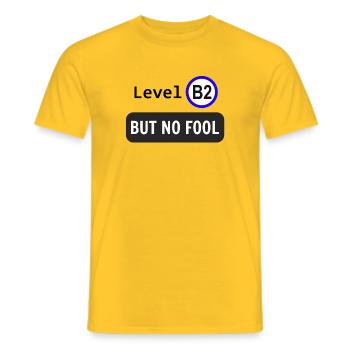 Level B2, but no fool - Männer T-Shirt - Gelb - Vorne - AI Model Male 178 dark (178cm)