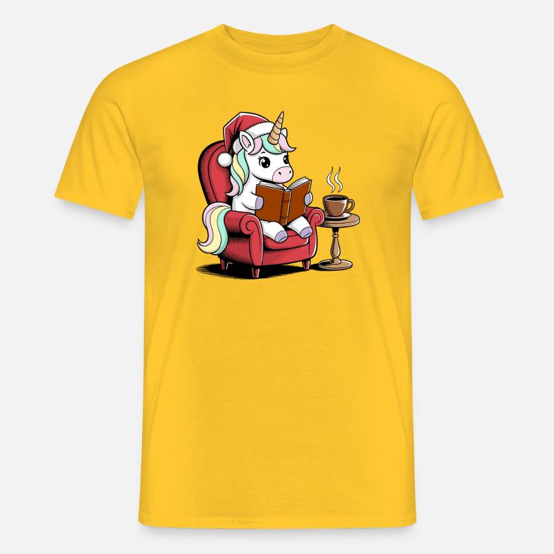 Einhorn mit Weihnachtsmütze liest ein Buch - Männer T-Shirt - Gelb