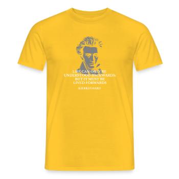 Portrait de la vie en avant de Kierkegaard - T-shirt homme - jaune - Devant - AI Model Male 178 dark (178cm)