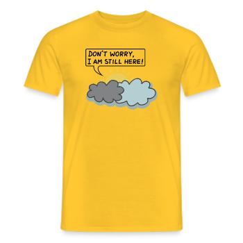 DON’T WORRY, I AM STILL HERE - (Sun Behind Clouds) - Männer T-Shirt - Gelb - Vorne - AI Model Male 178 dark (178cm)