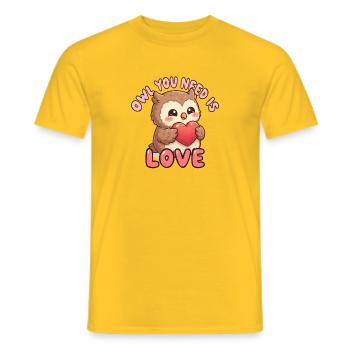 Süße Eulenliebe mit Herz - Männer T-Shirt - Gelb - Vorne - AI Model Male 178 dark (178cm)