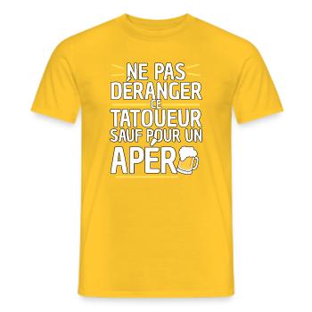 Tattoo Artist Apéro Homme Humour Idée Cadeau Tatouage - Men's T-Shirt - yellow - Front - AI Model Male 178 dark (178cm)