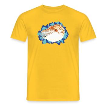 Nautilus Pompilius – Retro-Marinekunst - Männer T-Shirt - Gelb - Vorne - AI Model Male 178 dark (178cm)