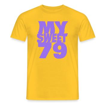 Sweet 79 - Männer T-Shirt - Gelb - Vorne - AI Model Male 178 dark (178cm)