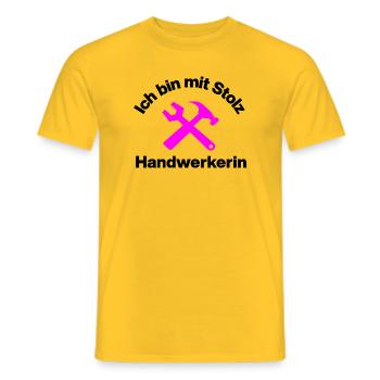 FIÈREMENT UNE ARTISANE ! VAISSEAUX MOTORISÉS FÉMININS - T-shirt homme - jaune - Devant - AI Model Male 178 dark (178cm)