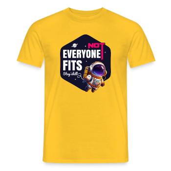Niet iedereen past Blijf Relaxed - Heren T-shirt - geel - Voor - AI Model Male 178 dark (178cm)
