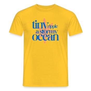 Tiny ripple in a stormy ocean (coral background) - Männer T-Shirt - Gelb - Vorne - AI Model Male 178 dark (178cm)