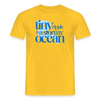 Tiny ripple in a stormy ocean (blue background) - Männer T-Shirt - Gelb - Vorne - AI Model Male 178 dark (178cm)