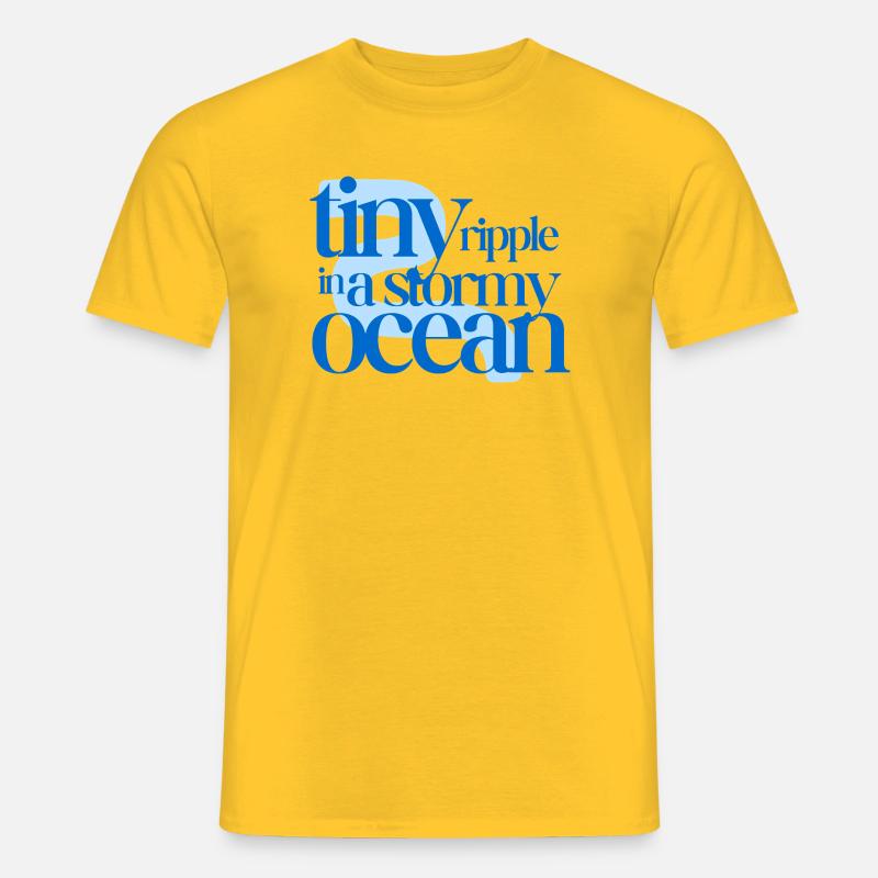 Tiny ripple in a stormy ocean (blue background) - Männer T-Shirt - Gelb