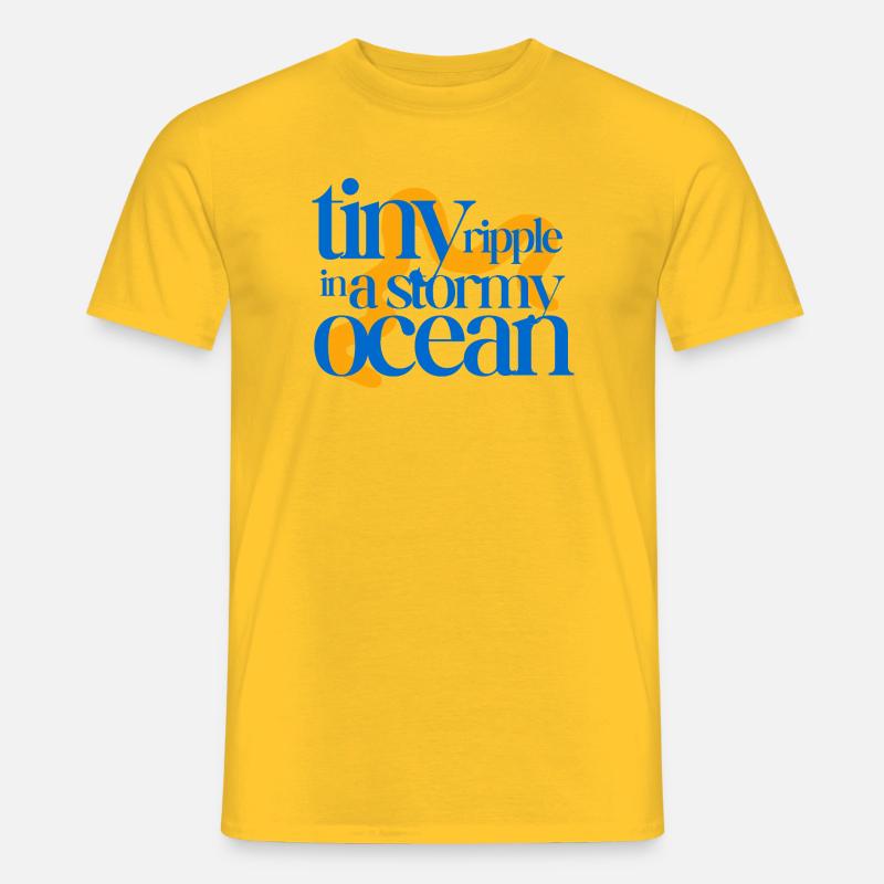 Tiny ripple in a stormy ocean (orange background) - Männer T-Shirt - Gelb