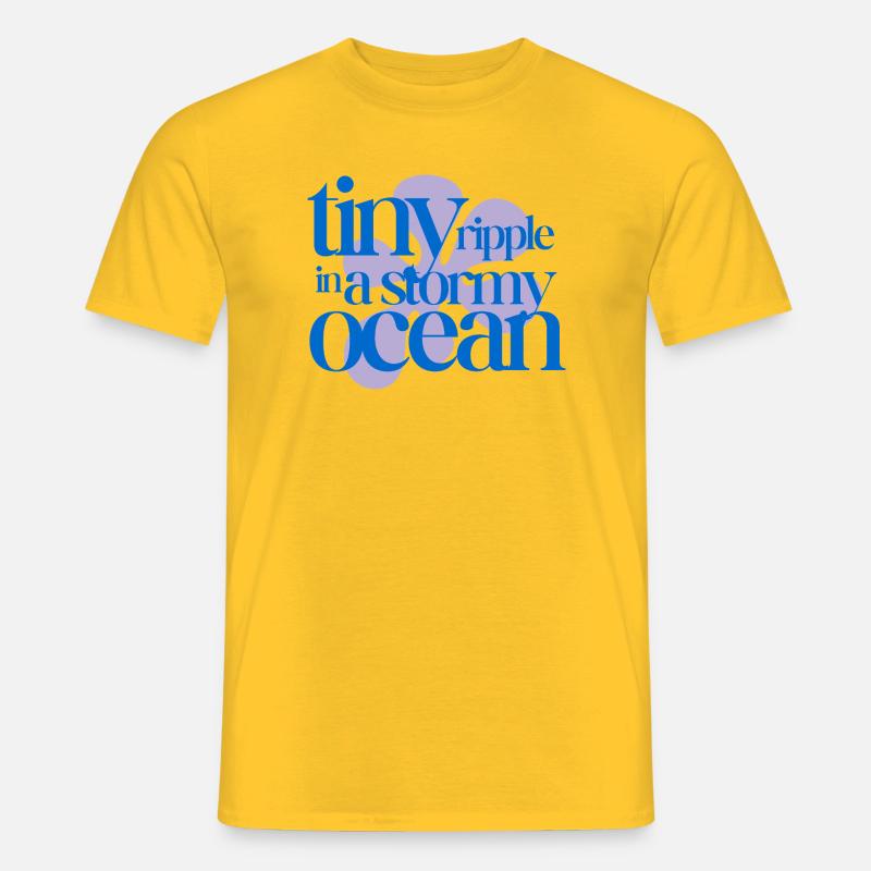 Tiny ripple in a stormy ocean (lavender) - Männer T-Shirt - Gelb
