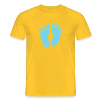 Pieds de bébé - T-shirt homme - jaune - Devant - AI Model Male 178 dark (178cm)