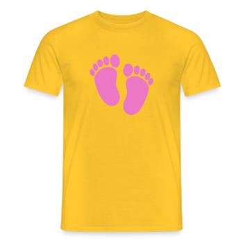 Pieds de bébé - T-shirt homme - jaune - Devant - AI Model Male 178 dark (178cm)