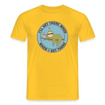 Sloth Monday Treibstoff-Casual - Männer T-Shirt - Gelb - Vorne - AI Model Male 178 dark (178cm)