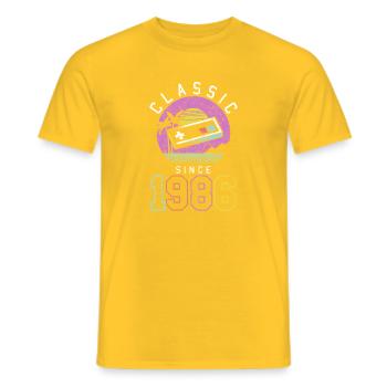 Plage de jeux rétro 1986 - T-shirt homme - jaune - Devant - AI Model Male 178 dark (178cm)