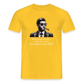 Gangsters noirs avec des cigares : qui décide ? - T-shirt homme - jaune - Devant - AI Model Male 178 dark (178cm)