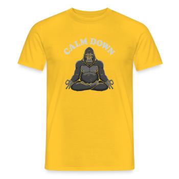 Ruhige Gorila Meditationspose - Männer T-Shirt - Gelb - Vorne - AI Model Male 178 dark (178cm)