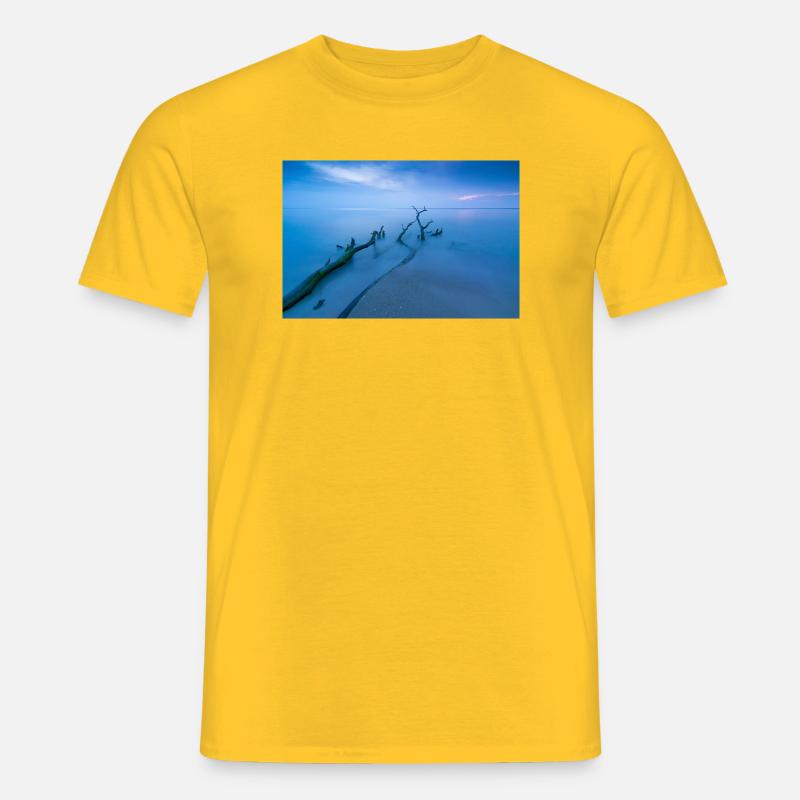 Blaue Stunde am Weststrand - Männer T-Shirt - Gelb