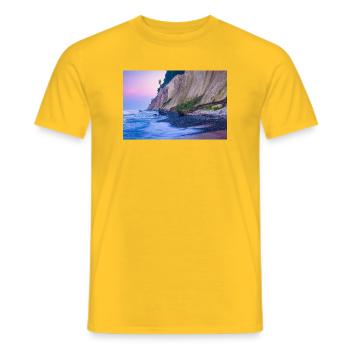 La côte de craie sur l’île de Rügen le soir - T-shirt homme - jaune - Devant - AI Model Male 178 dark (178cm)