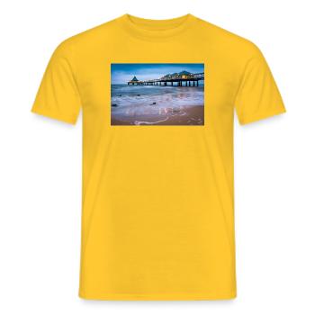 Heringsdorf pier with lights - Men's T-Shirt - yellow - Front - AI Model Male 178 dark (178cm)