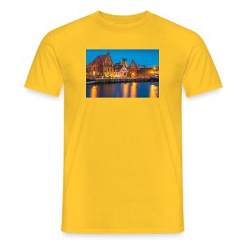 Wismar am Abend - Männer T-Shirt - Gelb - Vorne - AI Model Male 178 dark (178cm)