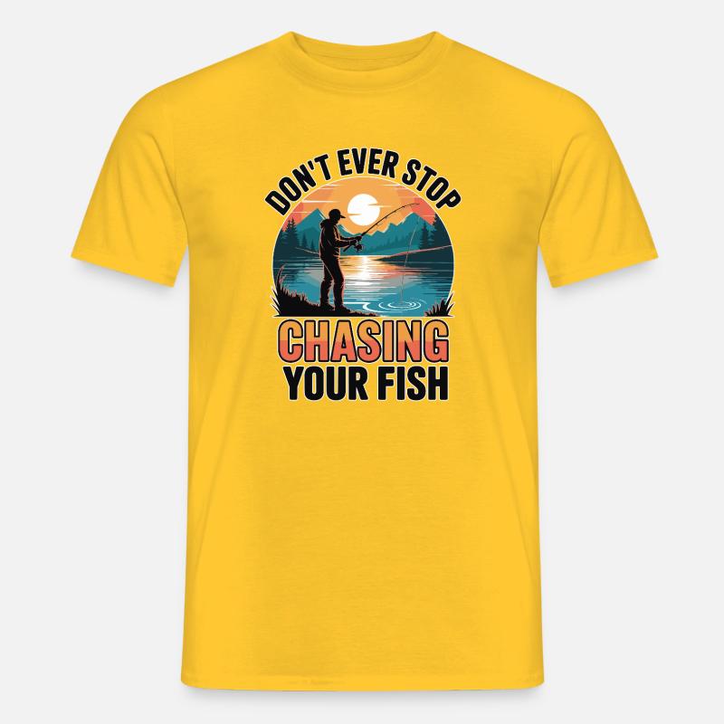 Don't Ever Stop Chasing Your Fish - Männer T-Shirt - Gelb