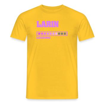 Naissance de Larin - T-shirt homme - jaune - Devant - AI Model Male 178 dark (178cm)