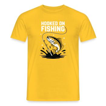 Accroché à la pêche - Pêcheur Spruch - T-shirt homme - jaune - Devant - AI Model Male 178 dark (178cm)