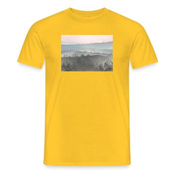 Sonnenaufgang in Bergen des Nebels - Männer T-Shirt - Gelb - Vorne - AI Model Male 178 dark (178cm)
