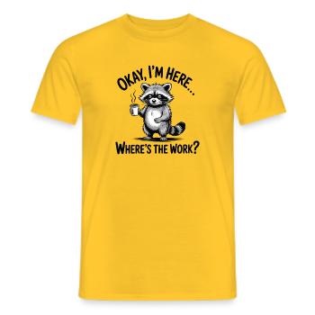 Lustiger Waschbär-Kaffee-Büro-Humor - Männer T-Shirt - Gelb - Vorne - AI Model Male 178 dark (178cm)